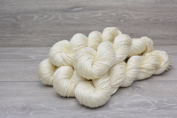DK 75% Superwash Extrafine (19.5 micron)  Merino Wool 25% Silk Yarn 5 x 100g Pack