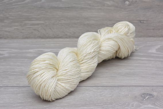 DK 75% Superwash Extrafine (19.5 micron) Merino Wool 25% Silk Yarn 1 x 100g Hank